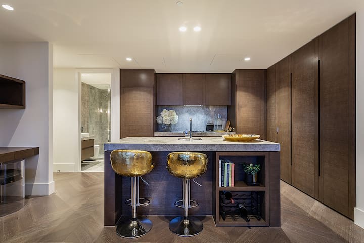 Stunning 6 Star Luxury- Car Spot, Pool, Gym & Wifi gallery image 3