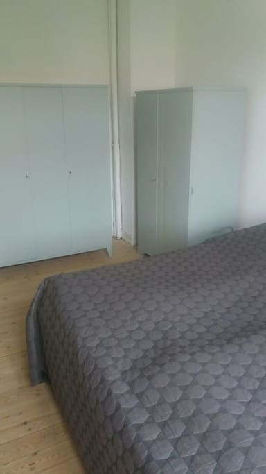 Stadig det samme værelse. Det er stort og rummeligt, med mulighed for at hænge tøjet op i et af skabene.