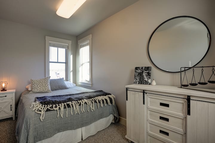 楼上卧室配备全尺寸床