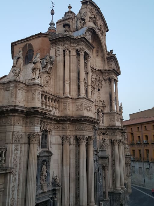 Ubicada en la misma plaza de la catedral.