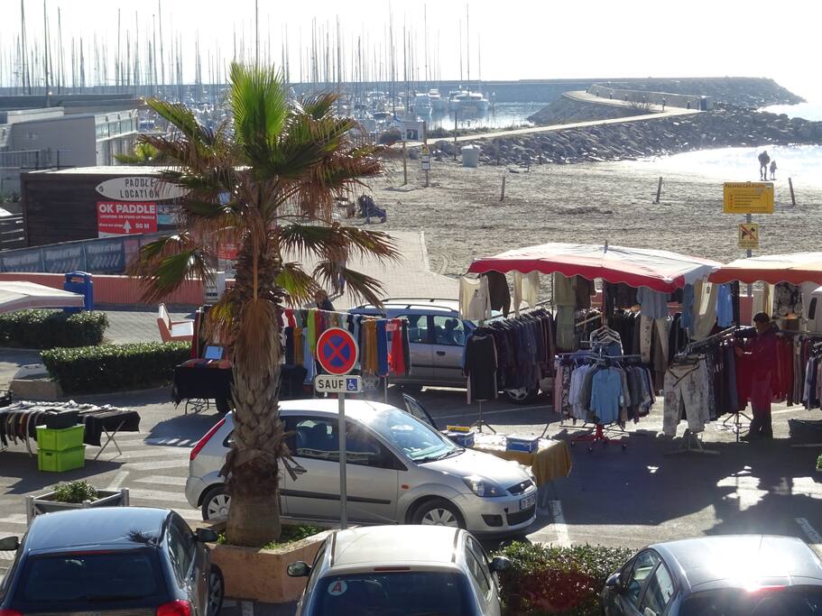 Le marché le vendredi matin juste en face
