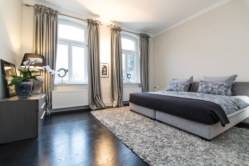 Schlafzimmer 1