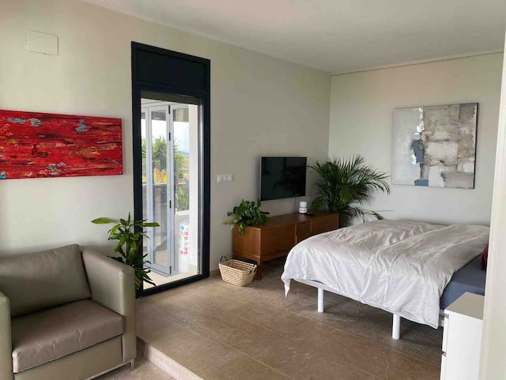 غرفة النوم رقم5. سرير كبير بإطلالات.