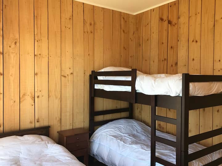 Zrub a 1 a pol lôžka v sekundárnej spálni. Skvelý výhľad na oceán. 