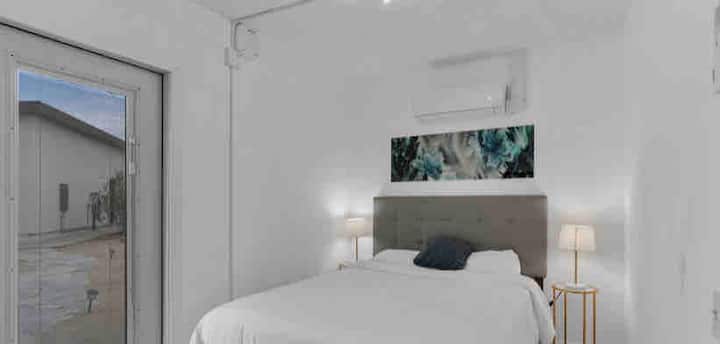 Bedroom 4: queen.
