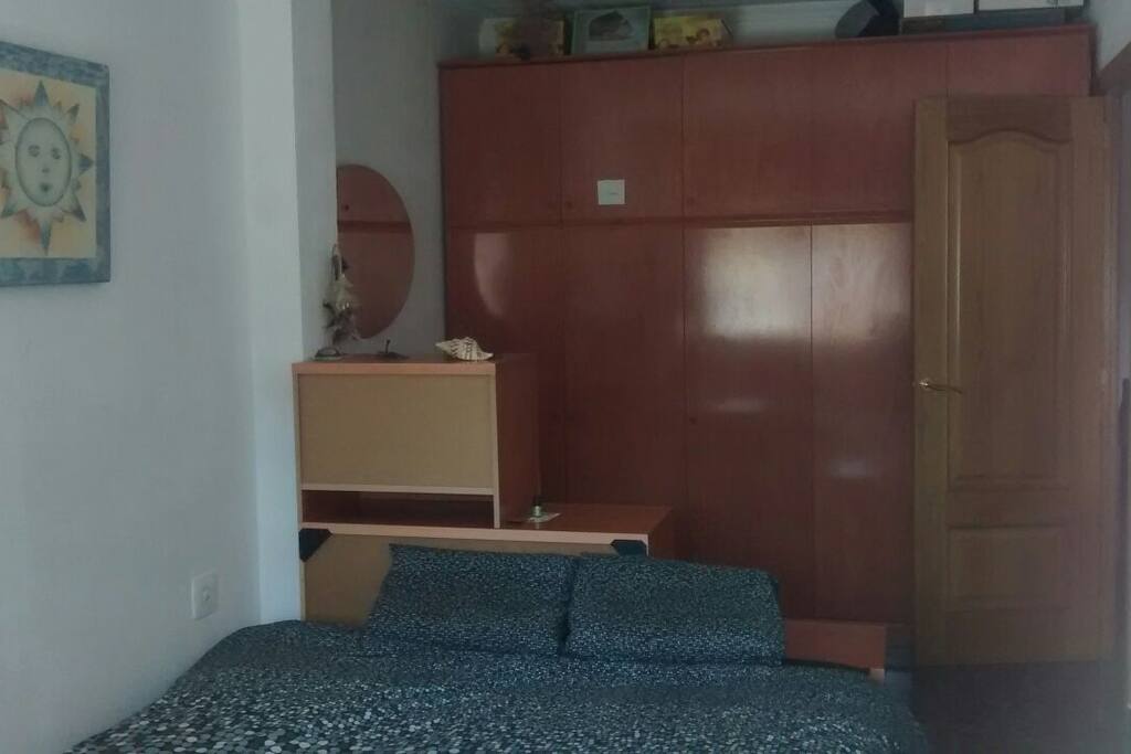 imposible captarla entera, es luminosa y grande y tiene ventana que da a la terraza. habitación principal