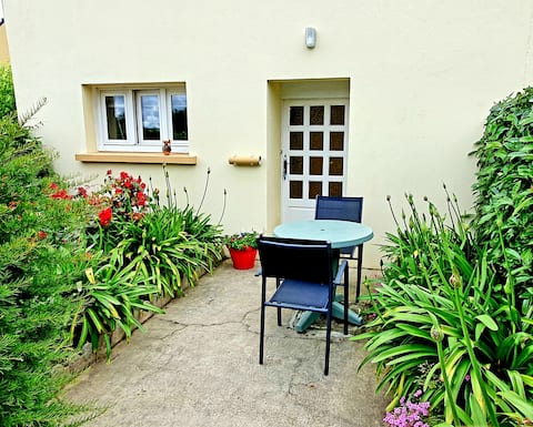 Peaceful apartment 10 minutes from the beaches!