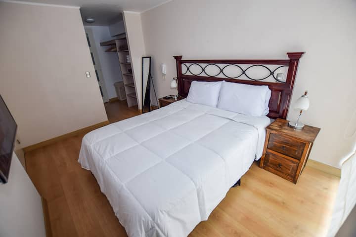 Dhomë gjumi Deluxe Master me krevat Queen Size,  Smart TV dhe Kasafortë. Superior Condo "Upper Pardo", Av Jose Pardo 570, Miraflores, Lima/Peru.