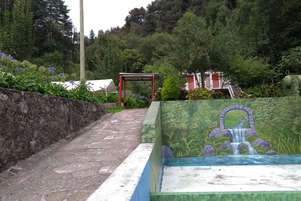 Acceso al jardín principal
