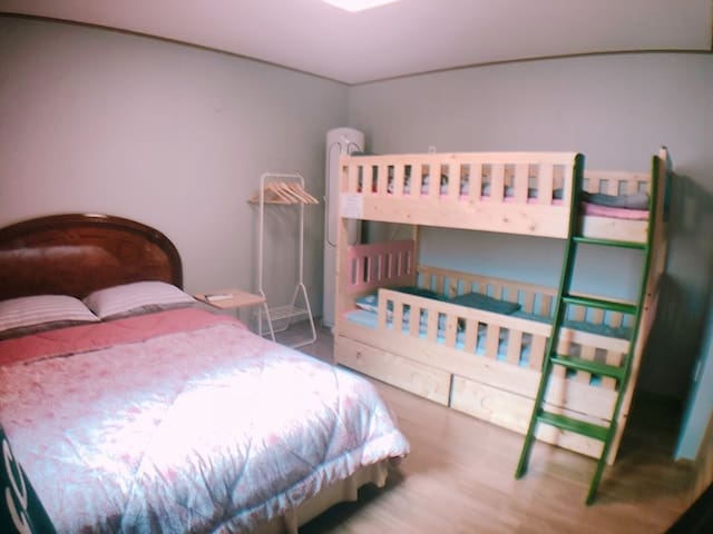 Meadow House-located in the tourist center (Chowon Photo Gallery, Dongguksa Temple, Iseongdang) 2 ~ 3 minutes walk
