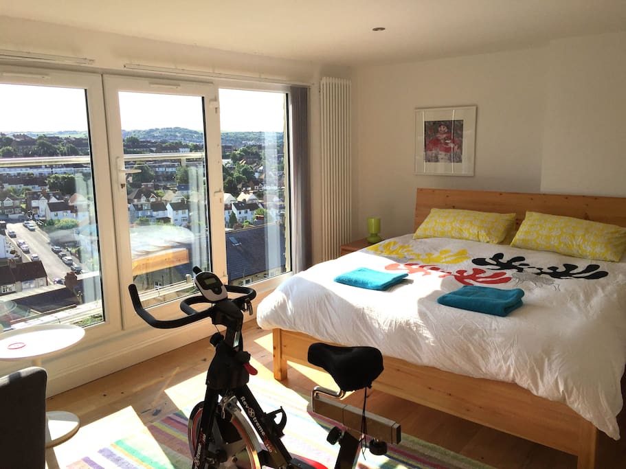 2nd floor super kingsize bed 4 with bathroom and lovely views.