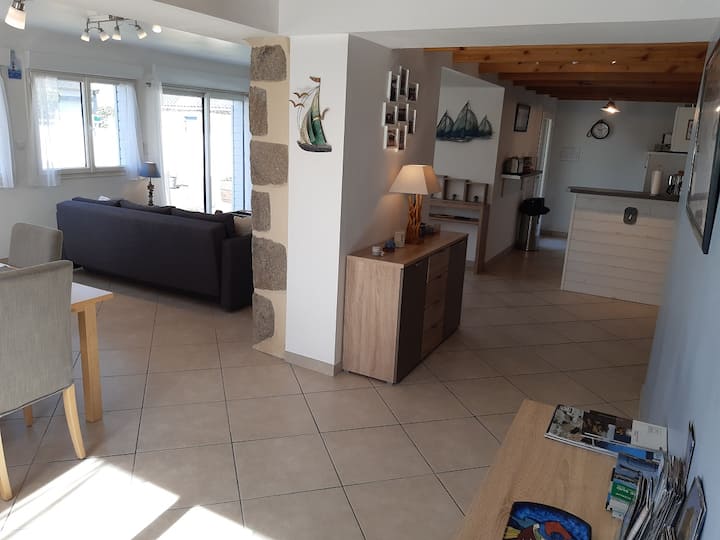 Obývačka kombinujúca obývaciu izbu, obývaciu izbu a kuchyňu.