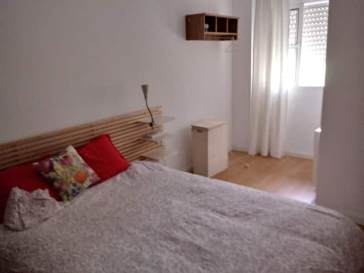 Habitación principal con cama doble y armario empotrado
