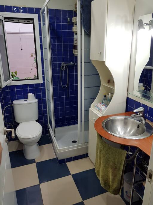 Baño privado con toallas limpias y gel de baño