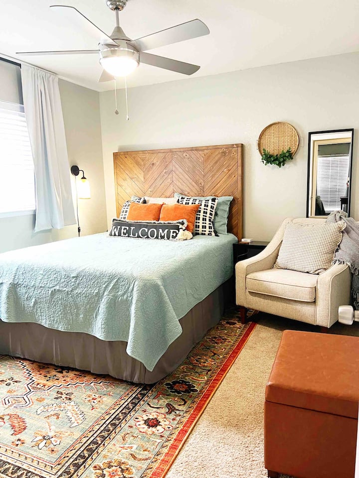 Dormitorio #2 con una cama tamaño queen y una silla acogedora, este es un gran lugar para relajarte y descansar. 