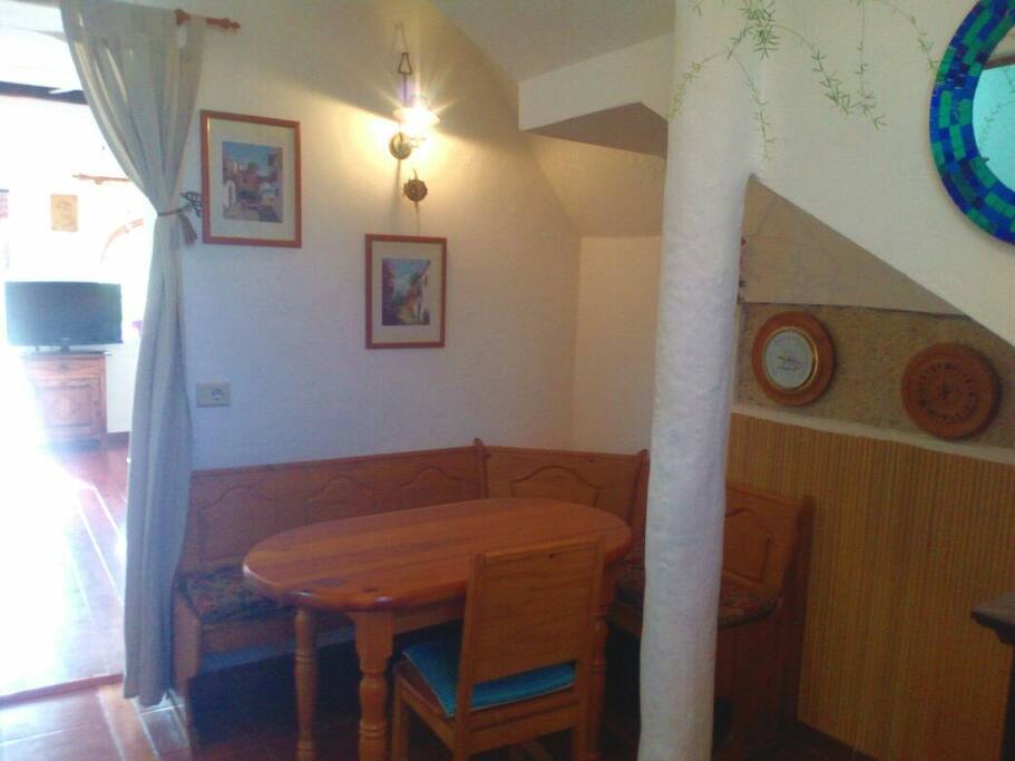 Comedor y acceso al salón dormitorio.