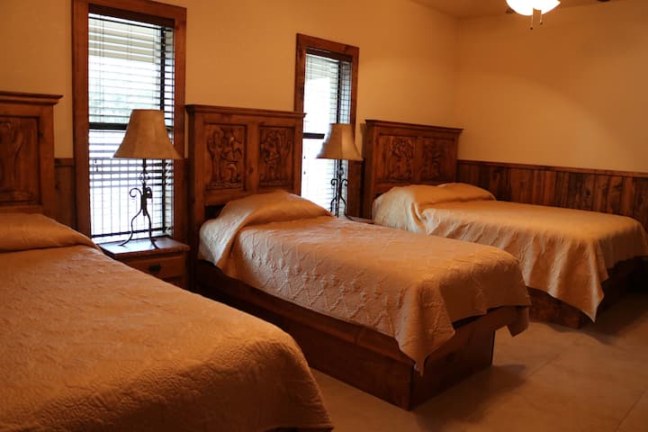 2 царици с 1 близнак