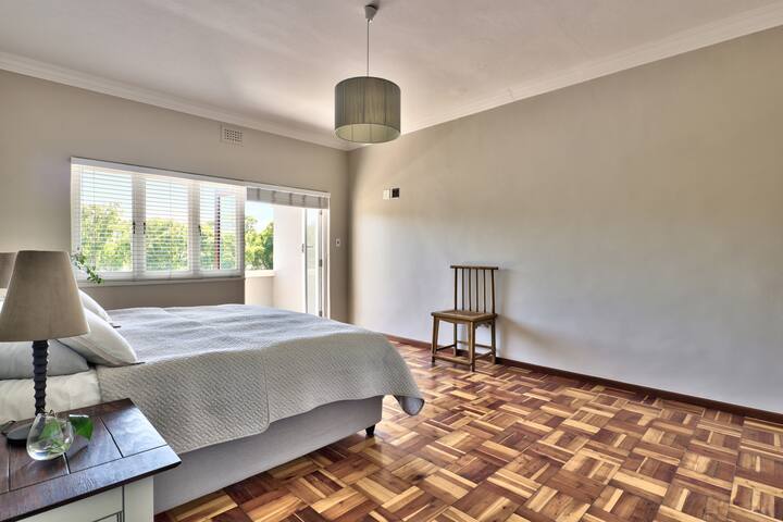 Sunny, Central & Spacious, Green Point Apartment gallery image 3