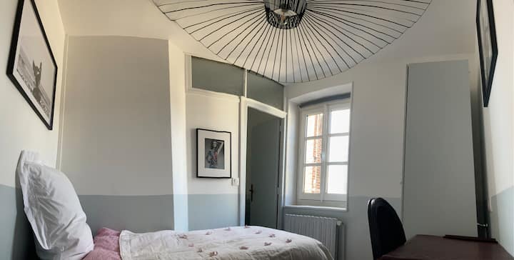 Malá (sivá) spálňa s posteľou 90 x 190, malý šatník a malý stôl. Táto spálňa poskytuje prístup do kúpeľne vybavenej veľkou vaňou, umývadlom a WC.
Z tejto izby s výhľadom na kasíno Trouville (bočná strana)