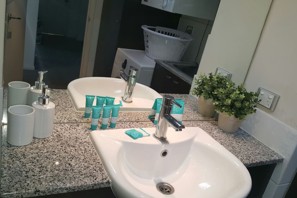 main bathroom with shampoo/conditioner/shower gel/ shower cap / soap provided
