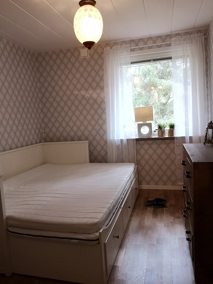 Spálňa 3, vysúvacia 160 cm posteľ. K dispozícii je aj detská postieľka.