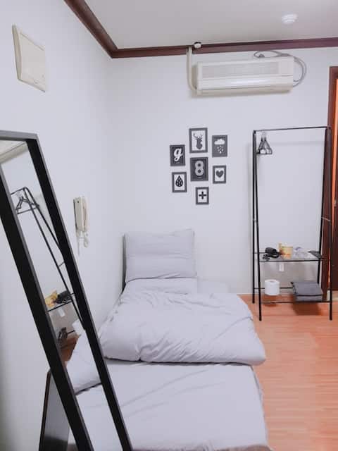 Black&white (cost-effective room)