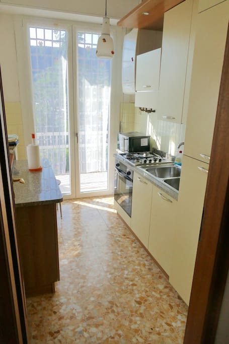 Cucina funzionale con fornelli, forno, microonde e frigorifero