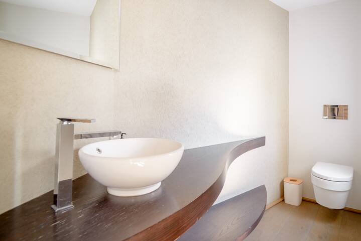 Hip House Spectacular Table Mountain Views City Centre Vibe gallery image 4