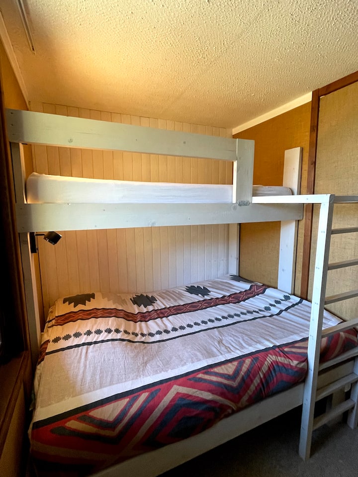 เตียง 140 x 190 ซม. อยู่ชั้นล่างและเตียง 80 x 190 ซม. อยู่ชั้นบน อย่าลืมนำผ้าปูที่นอนมาด้วย