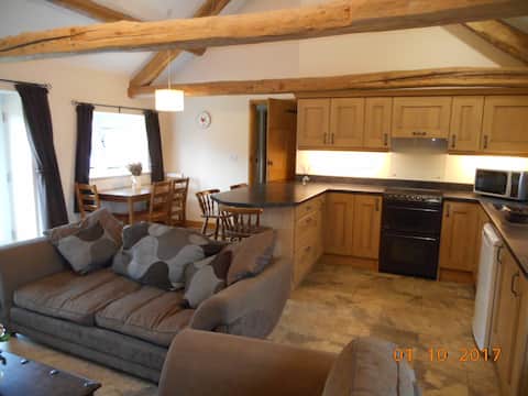 Top performing Airbnb: One bedroomed holiday home on a dairy farm. in Loftus