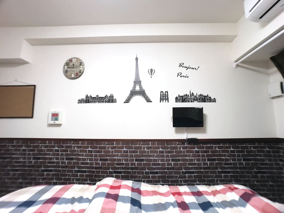 It is a space that you can relax relaxingly in the atmosphere of a calm room with brick wallpaper.
レンガ調の壁紙で落ち着いた部屋の雰囲気でゆったり過ごせるスペースになっています。
