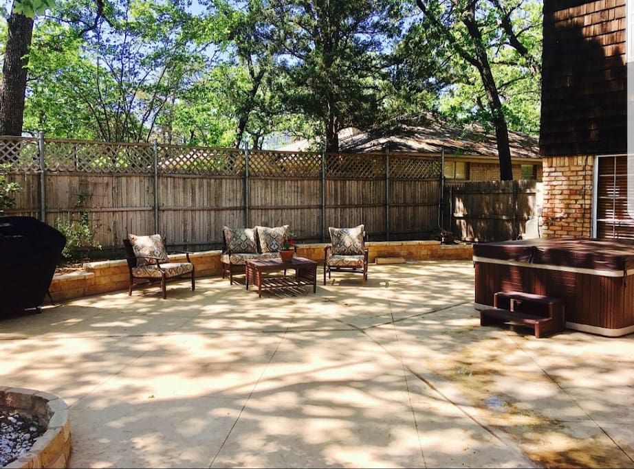 Hot Tub and Lounge Area