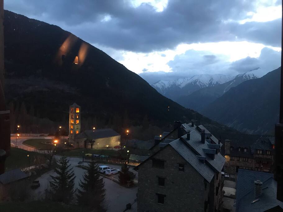 Vista nocturna des de la finestra de la sala d'estar