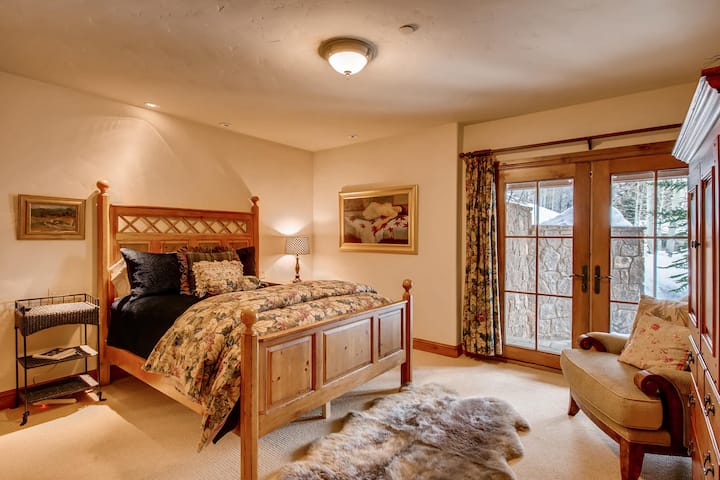 חדר זוגי עם פטיו פרטי.