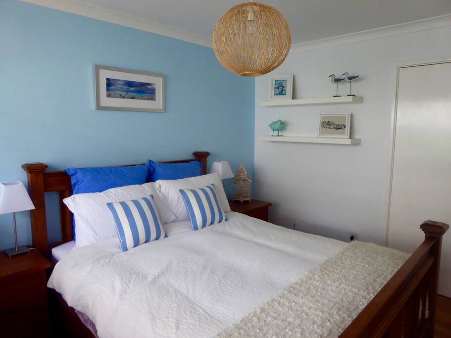 Main queen bedroom