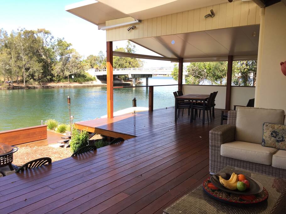 Alfresco dining with electric roll down blinds