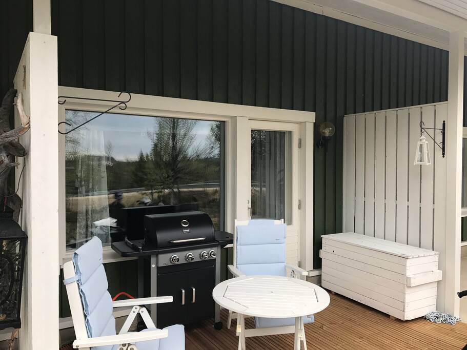 Takapihan terassi kaasugrilleineen