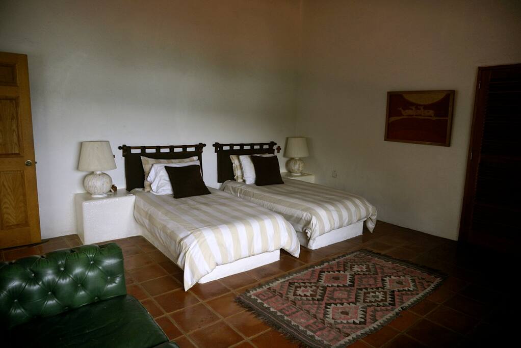Cuarto con 2 camas individuales, baño propio y vista al lago
