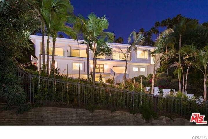 MODERN HOLLYWOOD HILLS ESTATE | 5B|Gated|Pool gallery image 2