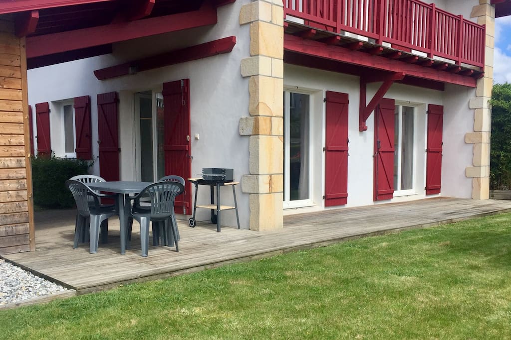 Grande terrasse dont une partie couverte avec mobilier et barbecue