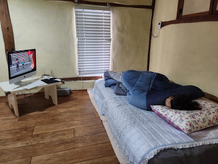 Mwonekano wa mjukuu wa babu ya mmiliki kitandani.
♤