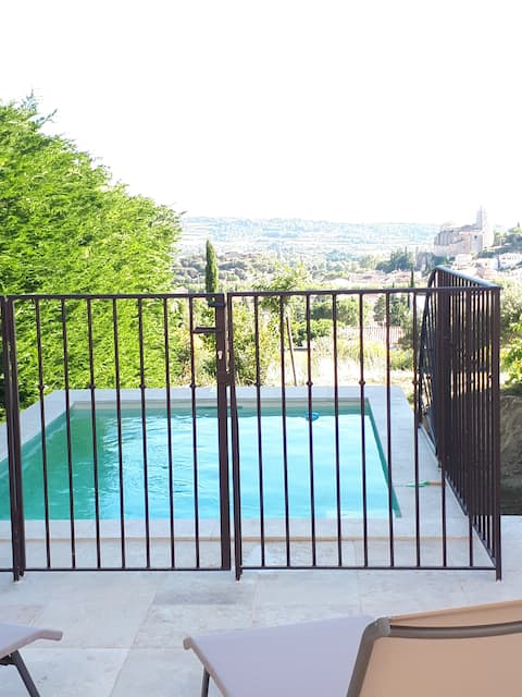 House with a view overlooking the village of Bédoin