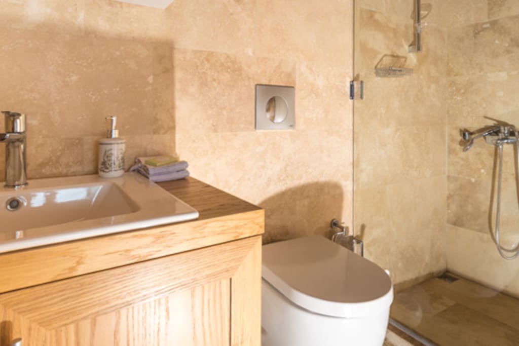 doğal taş ile işlenmiş ahsap ağırlıklı modern banyo
