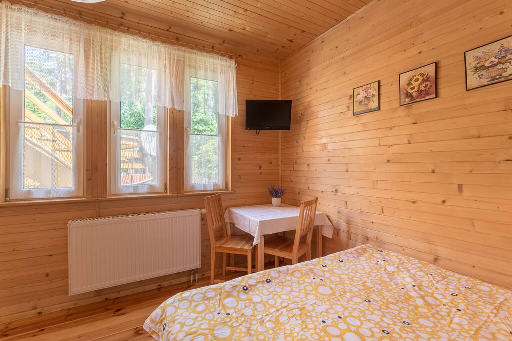 Sitzecke im Zimmer mit Blick in den Garten