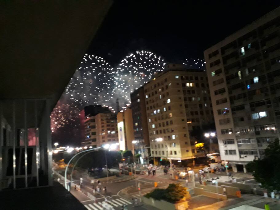 O reveillon em copacabana visto da janela do meu apto.