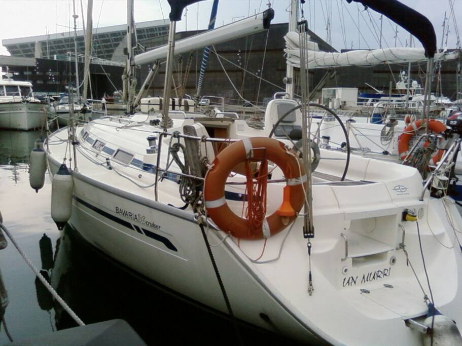 El barco en su amarre del Port Forum