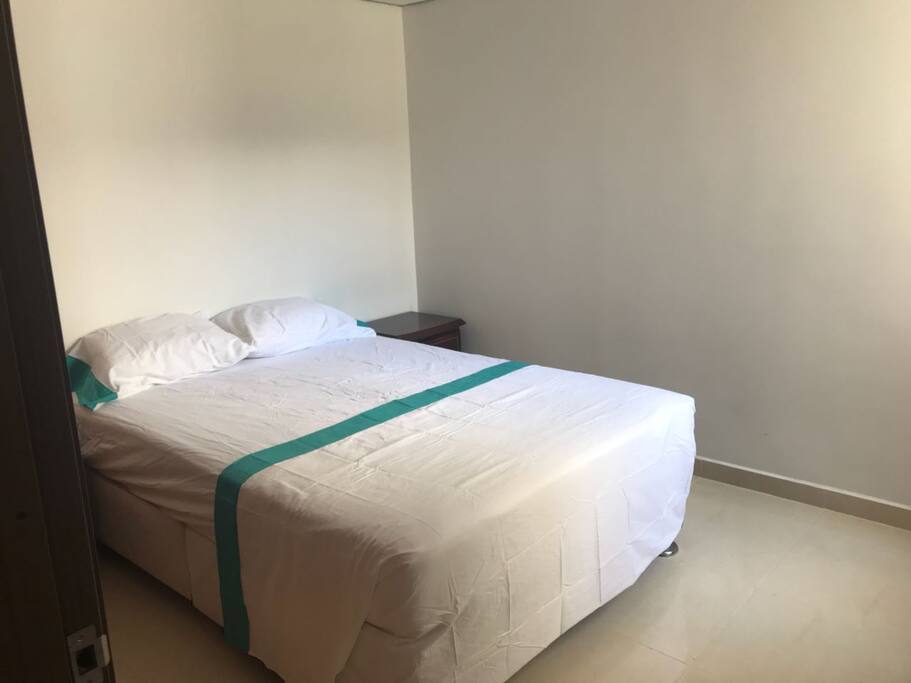 HABITACION CON CAMA DOBLE Y BAÑO PRIVADO, VESTIER