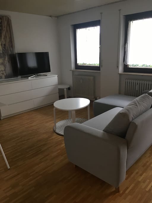 Heller Wohnbereich mit gemütlicher Couch