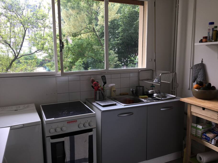 Fully equipped kitchen : washing machine, oven, microwave, fridge, fresh squeeze juice machine, kettle, nespresso machine