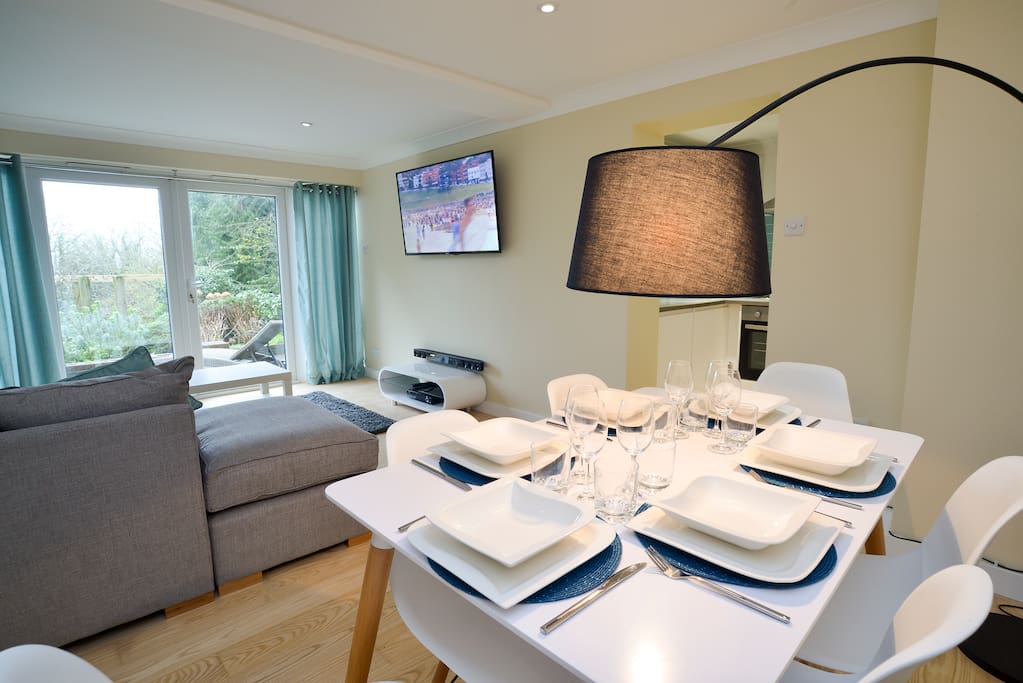Lounge/Dining Area
